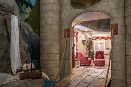 The Anniversary Inn - - 56