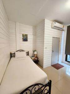 Back Home Backpackers - 32