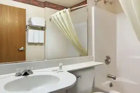 Microtel Inn & Suites by Wyndham West - 20