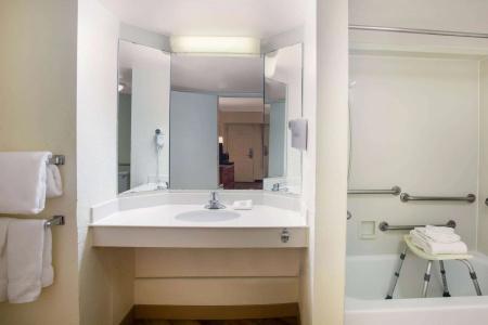 La Quinta Inn by Wyndham Austin Capitol / Downtown - 8
