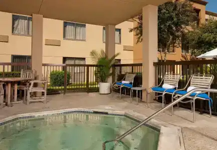Courtyard by Marriott Houston Hobby Airport - 12