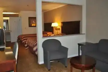 Executive Inn & Suites - 4