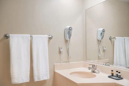 Days Inn by Wyndham Los Angeles - 31