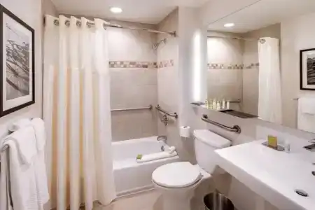 DoubleTree by Hilton & Suites - 9