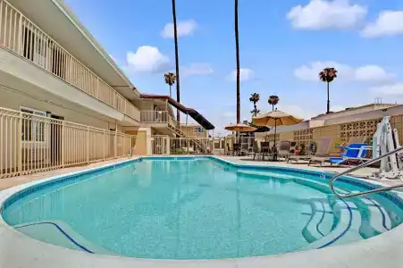 Super 8 by Wyndham Los Angeles-Culver City Area - 5