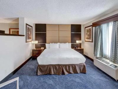 DoubleTree by Hilton Airport - 48