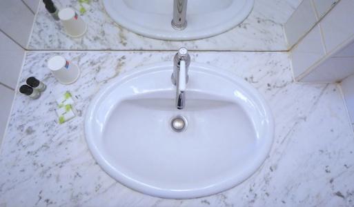 Ours Blanc - Place Victor Hugo - 83