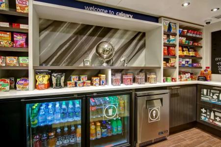 Hampton Inn & Suites by Hilton-Airport - 13