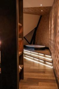 Manzo's Suites - 79