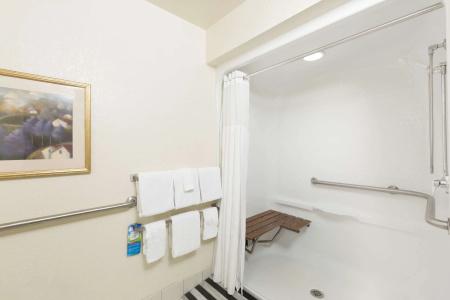 Baymont by Wyndham Airport - 9