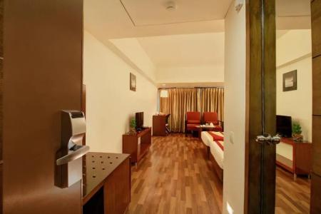 Monarch Luxur - Infantry Road - 30