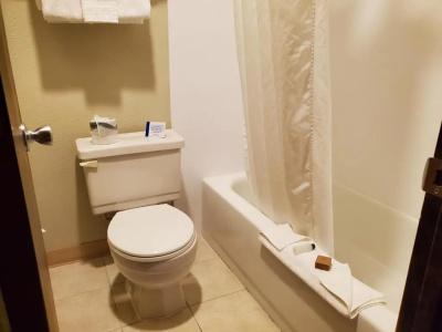 Days Inn and Suites by Wyndham Downtown-University - 16