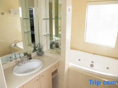 Rydges - 106