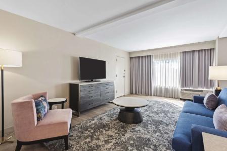 DoubleTree by Hilton - 6