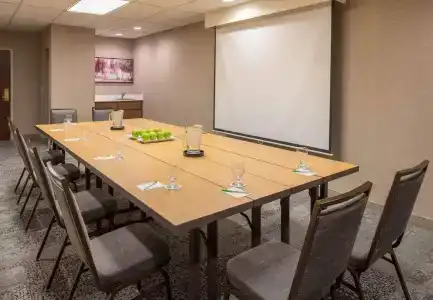 Courtyard by Marriott Portland North - 14