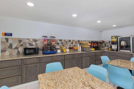 Days Inn by Wyndham North - 16