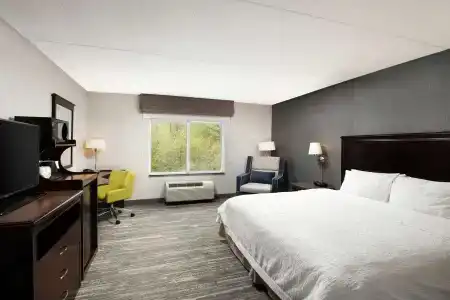 Hampton Inn & Suites by Hilton - 4