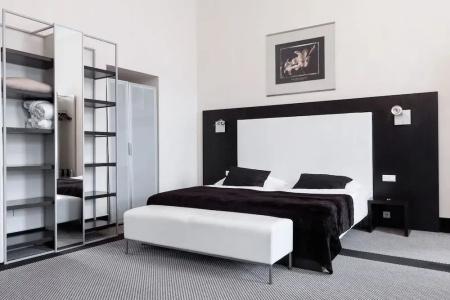 Old Town Square Residence by Emblem - 50