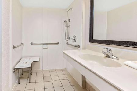 La Quinta Inn by Wyndham Miami Airport North - 7