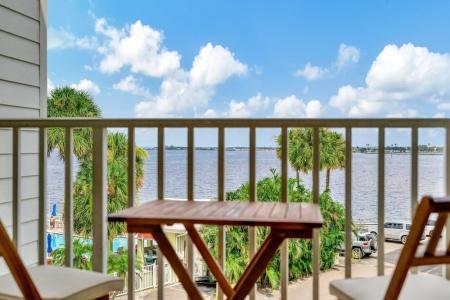 DoubleTree by Hilton Tampa Rocky Point Waterfront - 35
