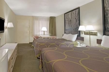 Super 8 by Wyndham Airport - 5