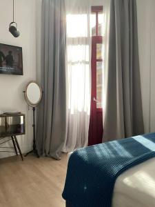 Maroon Bottle Boutique Suites - 19