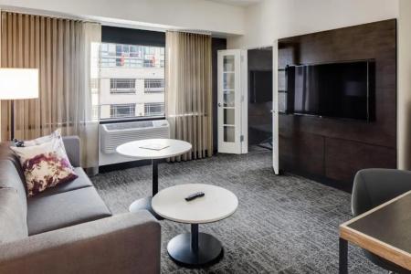 DoubleTree by Hilton & Suites - 42