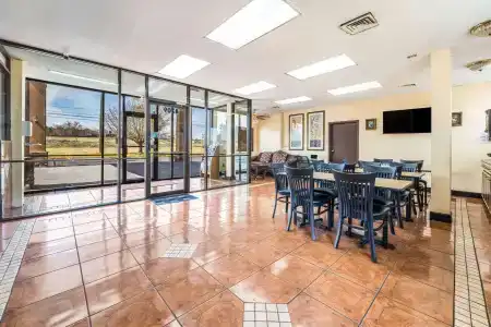 Econo Inn & Suites - 18