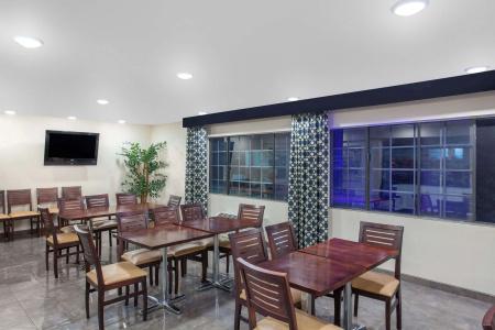 Ramada by Wyndham Culver City - 11