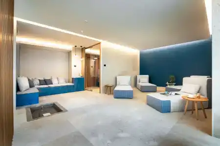 Carlton International - 3