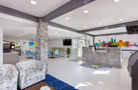 Days Inn by Wyndham North - 1