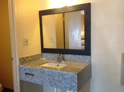 Diamond Inn & Suites - 5