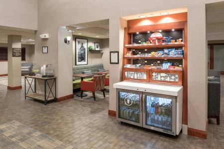 Hampton Inn - Hills - 11