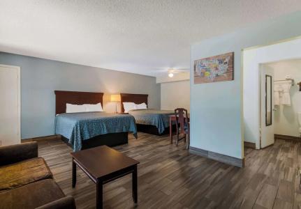 Econo Inn & Suites - 65