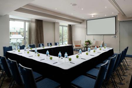 Rydges - 18