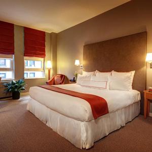 Giraffe by Library Hotel Collection - 36