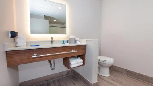 Holiday Inn Express & Suites Beach Beachfront by IHG - 143
