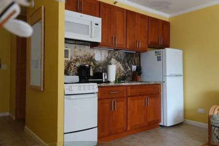 Tropical Studios At Marine Surf Waikiki - Free Parking - Best Location - Full Kitchen - Swimming Pool - 42