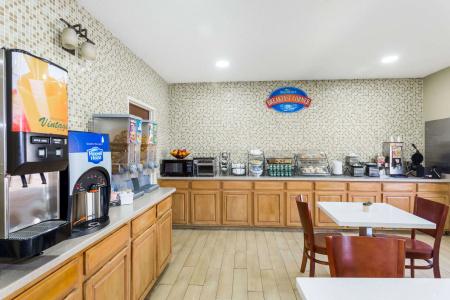 Baymont by Wyndham Savannah/Garden City - 11