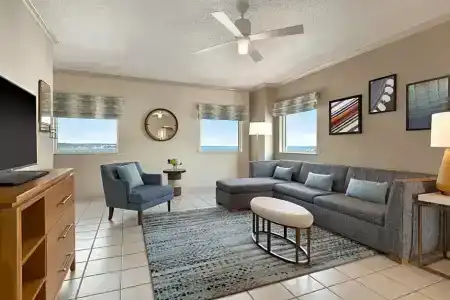 Holiday Inn & Suites, An Ihg - 219