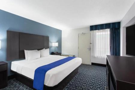 Baymont by Wyndham Charlotte University - 39