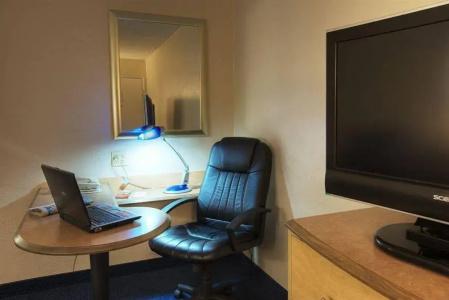 Fairfield Inn and Suites by Marriott Airport - 18