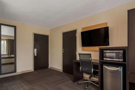 Erie Inn and Suites - 6