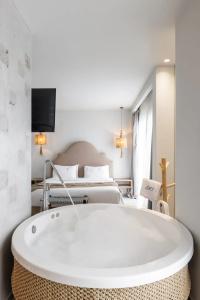 Blue Carpet Luxury Suites - 270