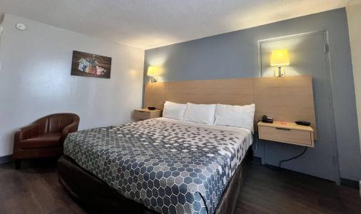 Econo Lodge Village - 70