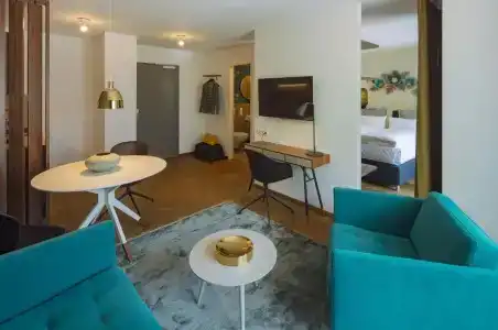 DD Suites Serviced - 128
