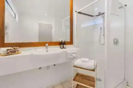 Quality Lincoln Green - 57
