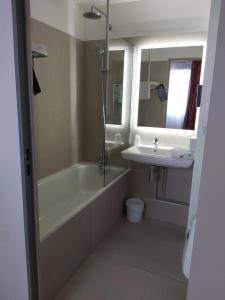 Kyriad Clermont-Ferrand-Sud - La Pardieu - 49