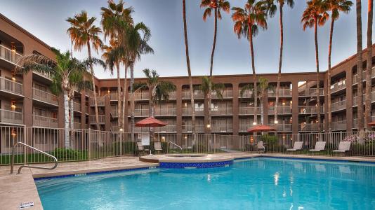 Best Western Plus Thunderbird Suites - 12