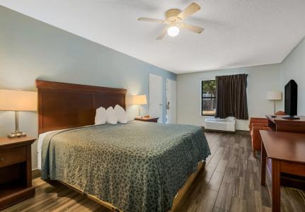 Econo Inn & Suites - 42